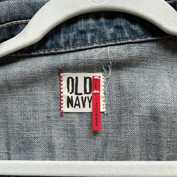 NWOT Old Navy denim jacket. Light distressing. Medium wash. Classic. Size L - Picture 7 of 11